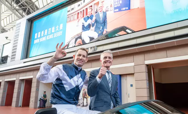 「白鷺金剛」的騎師布文(左)及廖康銘(右)賽後乘坐開篷跑車在馬匹亮相圈上巡遊，接受馬的迷祝賀及。廖康銘考慮安排賽駒出戰下月26日舉行的一級賽「富衛保險冠軍一哩賽」。