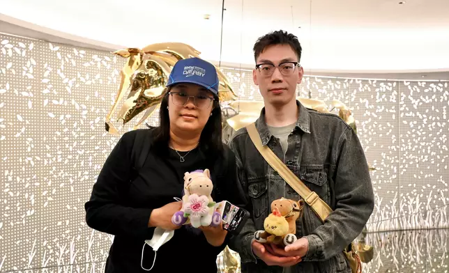 廣州旅客鄭小姐(左)一直十分欣賞香港賽馬，週日特地到訪沙田馬場觀看寶馬香港打吡大賽，見證四歲新星的誕生。