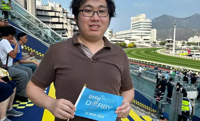 本地馬迷高先生認為香港賽事觀賞性最高，尤以打吡大賽為甚，認為「白鷺金剛」贏得打吡大賽冠軍意義重大。