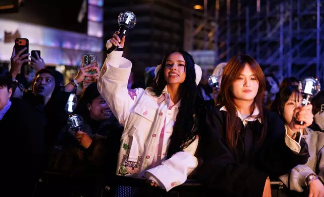 海內、外粉絲聚集在光化門支持BTS回歸。Netflix官方X圖片