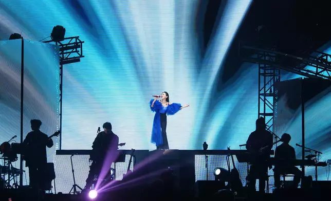 8丁噹為成都獻上《只是不夠愛自己》、巡迴首唱《最痛的遺憾》。