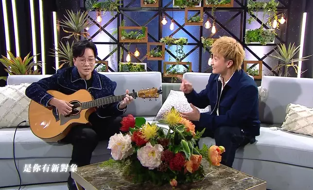 主持區永權（Albert）更即席彈奏經典金曲《大方》讓小方大開金口。