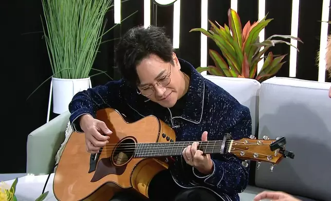 主持區永權（Albert）更即席彈奏經典金曲《大方》讓小方大開金口。