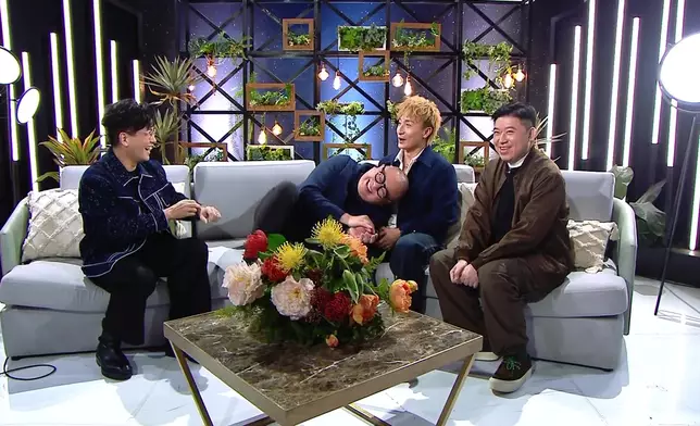 小方隨即大爆猛料，指控Bob當年介紹女仔時，傳來的照片竟然「好似冇着咁滯」。