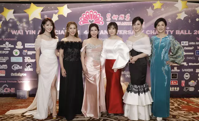 曹敏莉（左二）