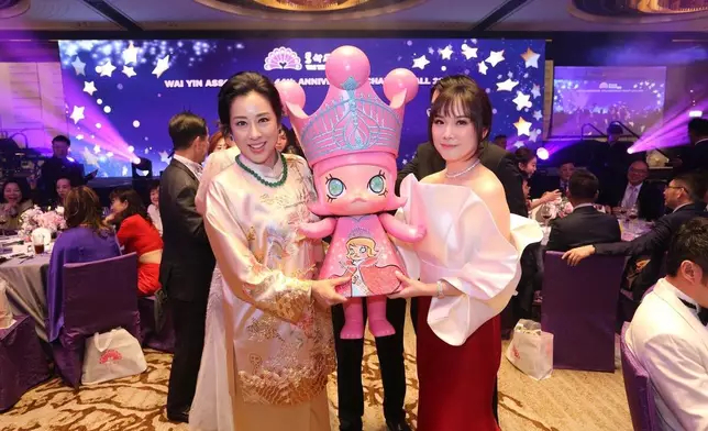 眾人對公仔愛不惜手。