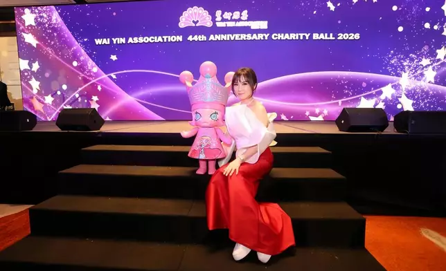 劉倩婷以$68000投得全球獨家只限一個的「Royal Molly」公仔。