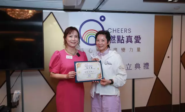 創會會長翁靜晶接受「燃點真愛慈善團體」委任狀。