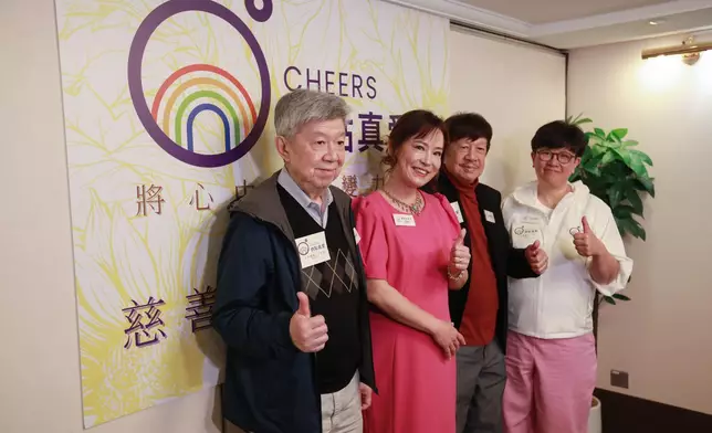 （左起）陳百強四哥(陳百良)、翁靜晶、大哥(陳百靈)及「燃點真愛」義工領袖Liza Wong