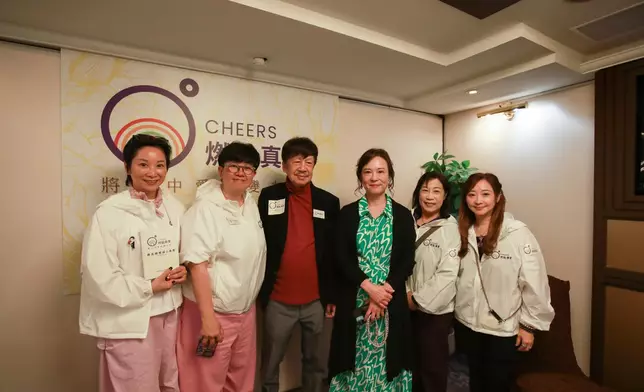 翁靜晶、陳百強兄長(陳百靈) 及「燃點真愛慈善團體」主要成員合照。