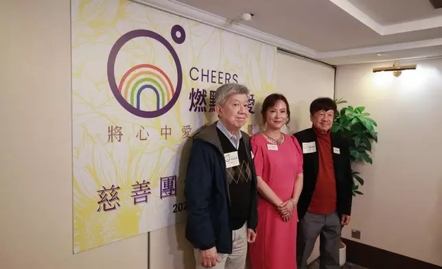 翁靜晶與陳百強兩位哥哥陳百靈（右）及陳百良（左）合照