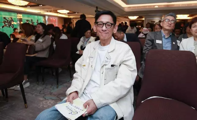 連炎輝先生也來支持，並在拍賣當中投得一條水晶手鏈送贈翁靜晶。