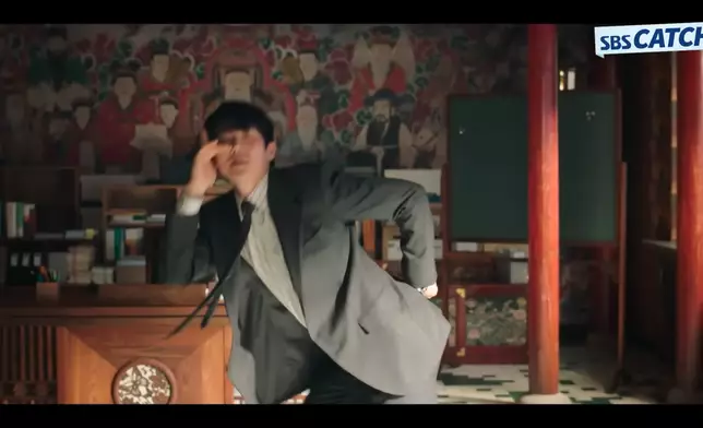 柳演錫在劇中大跳女團IVE的《Love Dive》。影片截圖