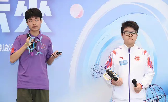 2025年成都世界運動會無人機競速賽銀牌得主關竣仁，以及年僅12歲的本地賽事冠軍蔡日朗(右)