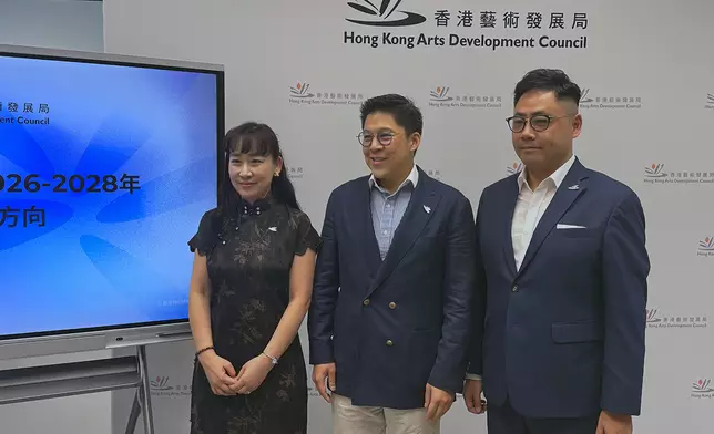 香港藝術發展局新一屆管理層包括主席霍啟剛(中)、副主席葉傲冬(右)及行政總裁曾淑儀(左)。巴士的報記者攝