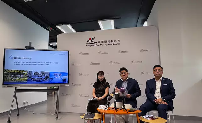 香港藝術發展局新一屆管理層包括主席霍啟剛(中)、副主席葉傲冬(右)及行政總裁曾淑儀(左)。巴士的報記者攝