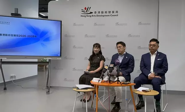 藝發局主席霍啟剛(中)。巴士的報記者攝