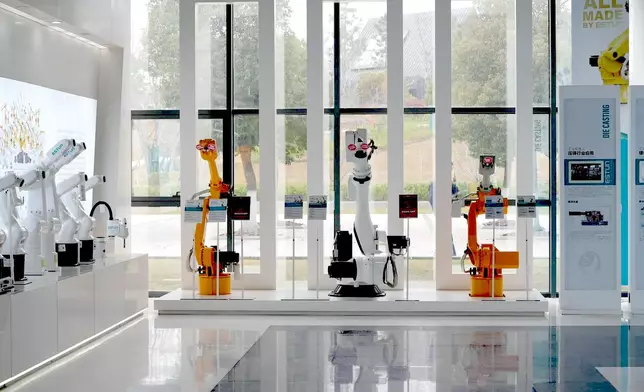 埃斯頓現有逾90款工業機器人產品，負載由3公斤至1.2噸，廣泛應用於新能源及汽車製造。巴士的報記者攝