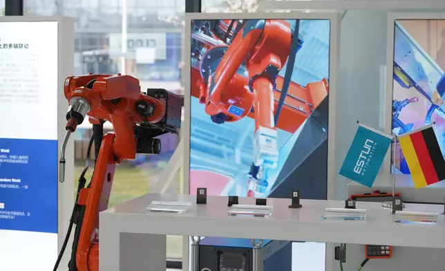 全自動智能裝配線由多台機械人協同運作，現已進入「機械人造機械人」生產模式。巴士的報記者攝