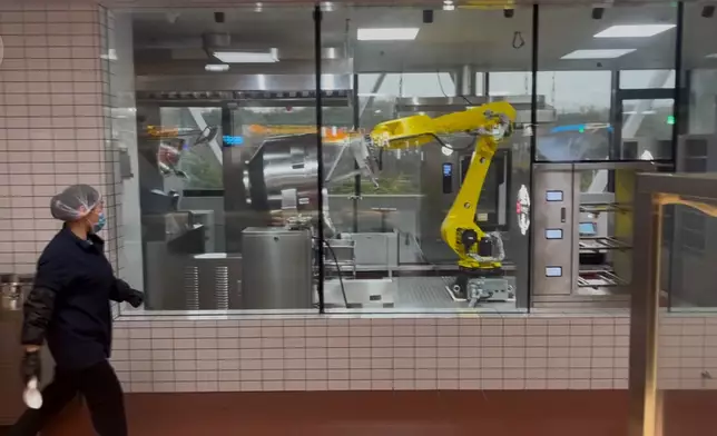 餐廳設有全自動機械臂烹飪系統，實現翻炒與油炸等工序的無人化操作。