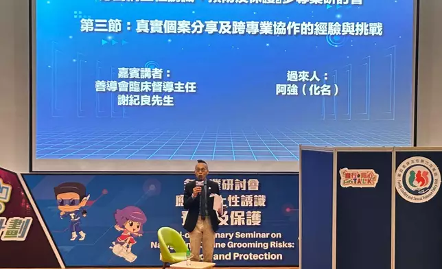 謝紀良與在屏風後的更新人士阿強（化名）對話。巴士的報記者攝