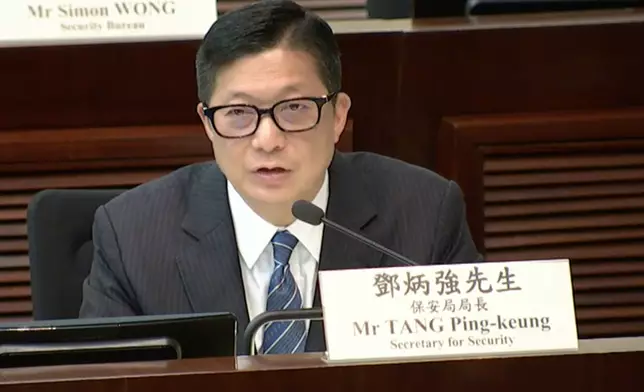 保安局局長鄧炳強早前在立法會就新修訂細則作出解釋。立法會直播截圖