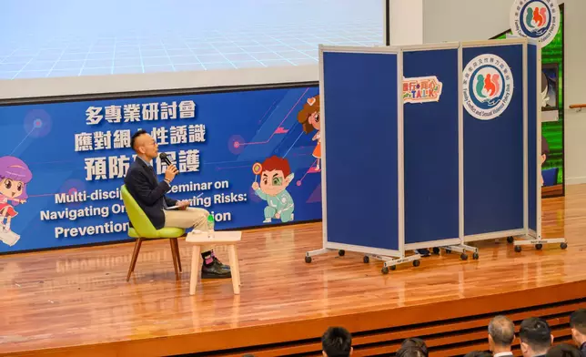 謝紀良與在屏風後的更新人士阿強（化名）對話。