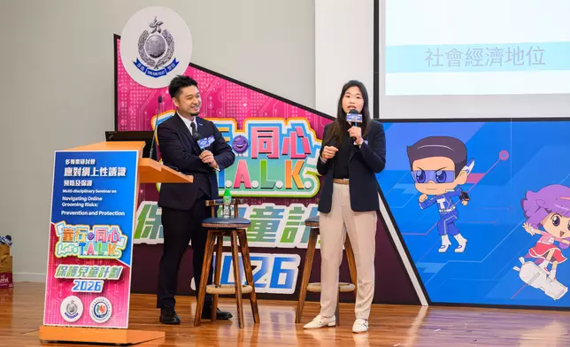 馮浩堅（左）和張敬斯（右）公布問卷調查結果。