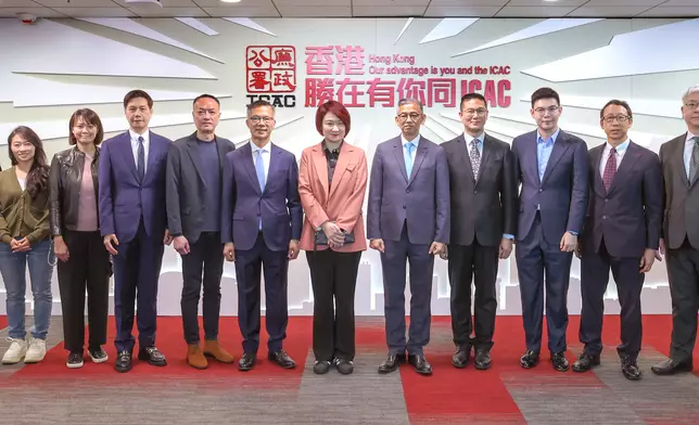 多位立法會議員到訪廉政公署總部。