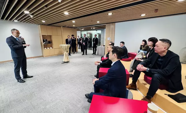 廉政專員胡英明逐一簡介廉署執法、預防、教育和國際合作等工作。