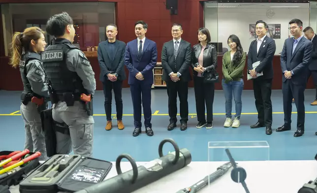 立法會議員參觀廉署總部各項設施。