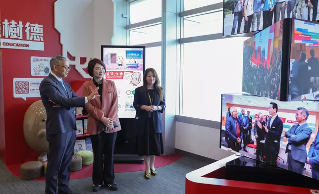 廉政專員胡英明在展覽廳向立法會議員介紹廉署倡廉教育政策。