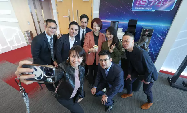 立法會議員參觀廉署展覽廳，知悉廉署社區倡廉教育和防貪項目。