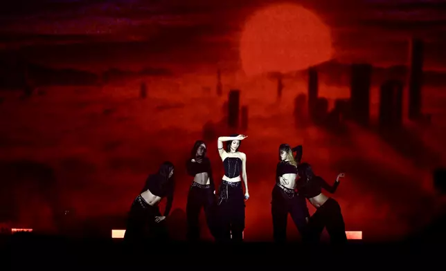 Amy首度挑戰歌舞表演。