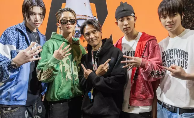 馮德倫（Stephen）昨日（22日）現身潮流盛事ComplexCon Hong Kong，為他一手策劃的動漫IP Bucket man先導預告片首播造勢，韓國超人氣歌手朴載範（Jay Park）與旗下男團LNGSHOT驚喜現身撐場。