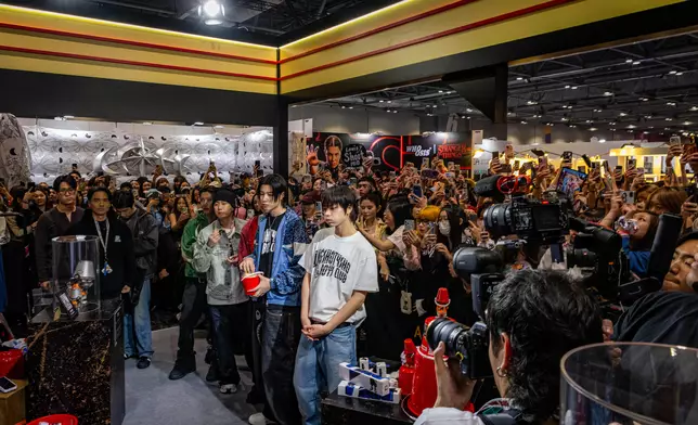 吸引千人圍堵展區，場面墟冚。