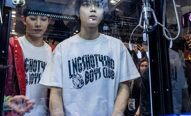 LNGSHOT一邊食爆谷一邊欣賞預告，又到扭蛋機夾盲盒。