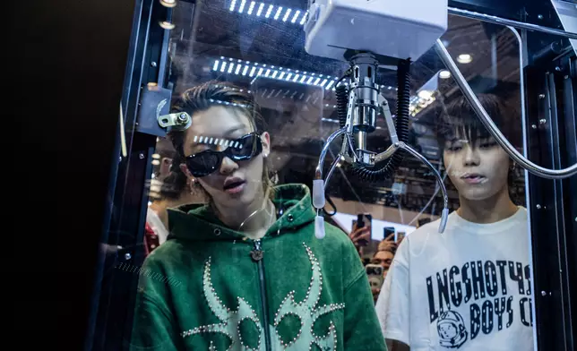 玩得相當投入。