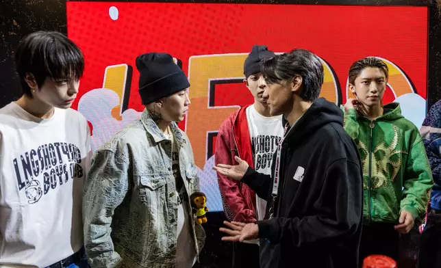 馮德倫（Stephen）昨日（22日）現身潮流盛事ComplexCon Hong Kong，為他一手策劃的動漫IP Bucket man先導預告片首播造勢，韓國超人氣歌手朴載範（Jay Park）與旗下男團LNGSHOT驚喜現身撐場。