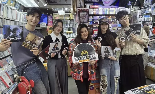 左起：張馳豪、姚焯菲、香港唱片商會主席鍾慧慧Mimi Chung、詹天文、林智樂