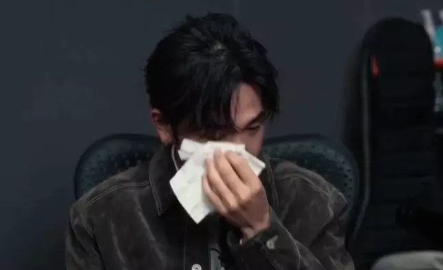 Jacky提到兩年前成為歌手後卻感受不到快樂更一度哽咽。