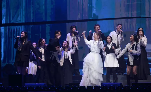 Janice又請來Guddy 及SVA合唱團一起演唱《鐵蘭花》和《所以我愛》。