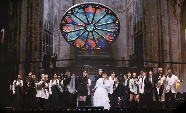 Janice又請來Guddy 及SVA合唱團一起演唱《鐵蘭花》和《所以我愛》。