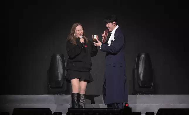 暖男Jay帶了一樽印上二人合照的蜜糖送給Janice。