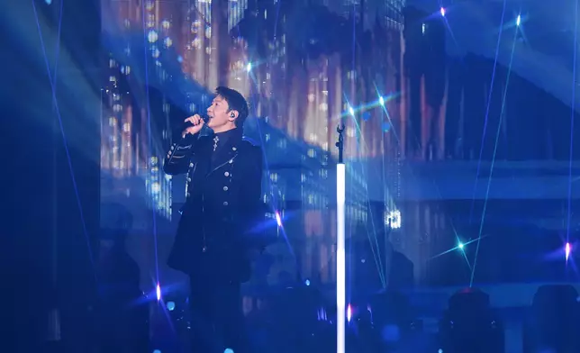 Leon以一身潮爆船長look登場。