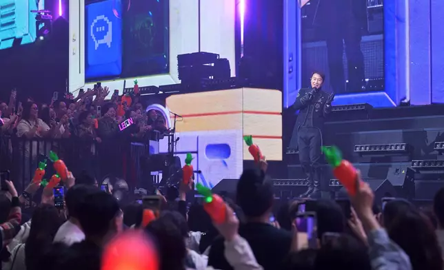 Leon向每位入場觀眾送上可愛的「紅蘿蔔」手燈。