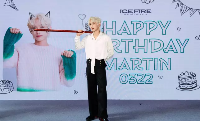 公司特別送上巨型生日蛋糕及象徵「默默耕耘」的犁耙。