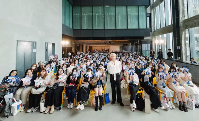 與粉絲大合照。