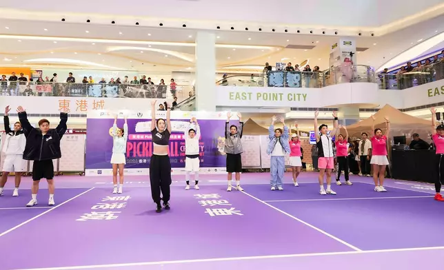 藝人暨瑜伽老師曾文心帶領譚輝智、關楚耀、許俊豪及一眾慈善賽明星隊星級藝人示範一系列賽前瑜伽熱身動作。