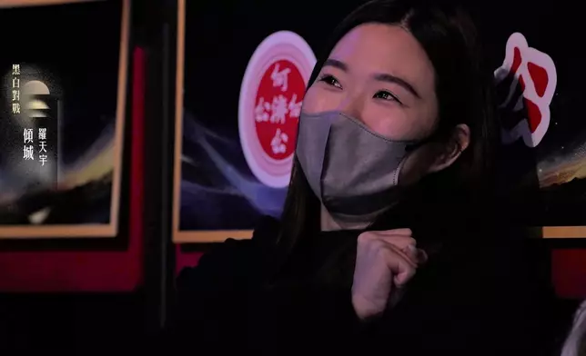 德德細心傾聽天宇唱歌。